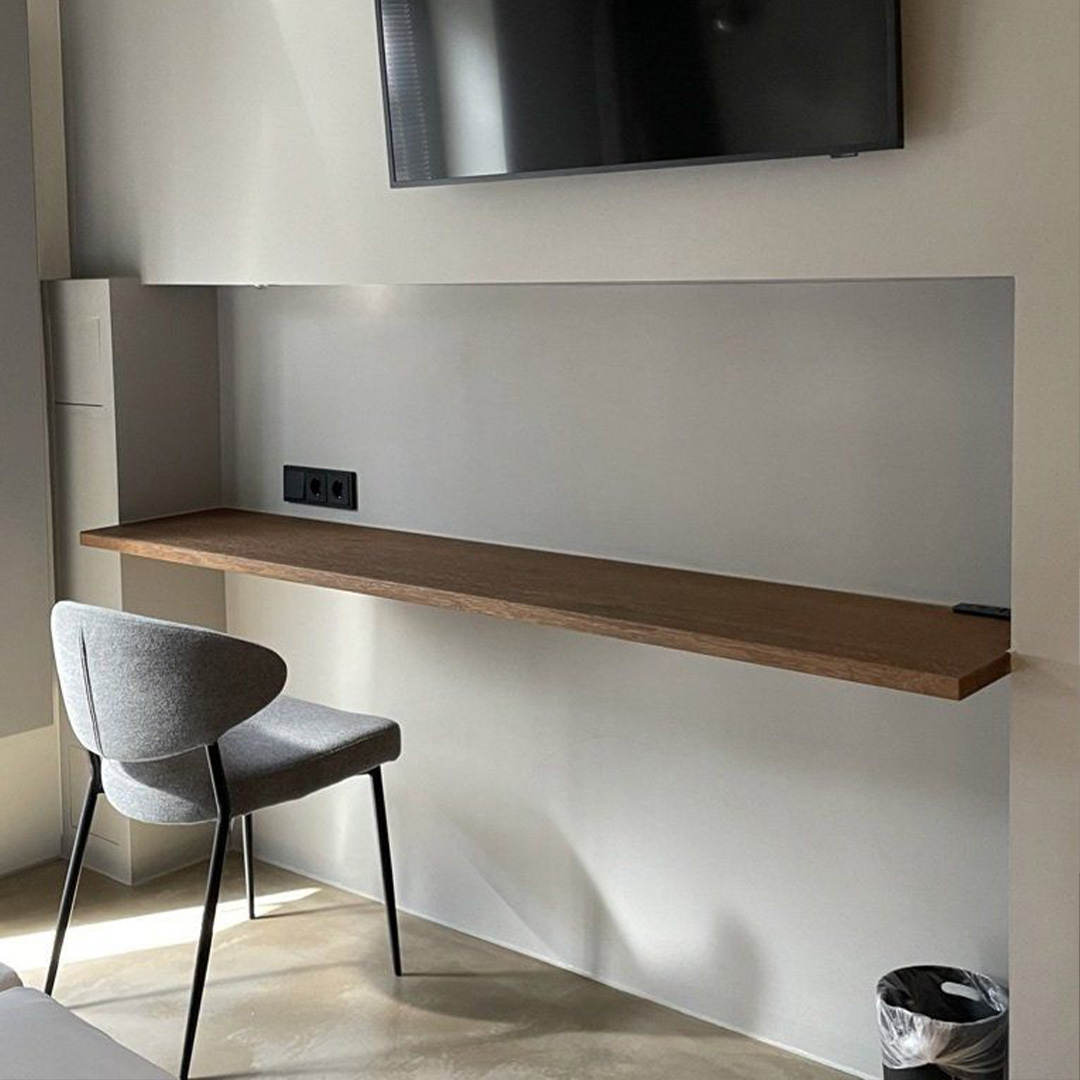 Sitz‑ und Arbeitsbereich im Doppelzimmer Standard – Schreibtisch mit Stuhl, Wand‑TV, helle Wände und ruhige Atmosphäre