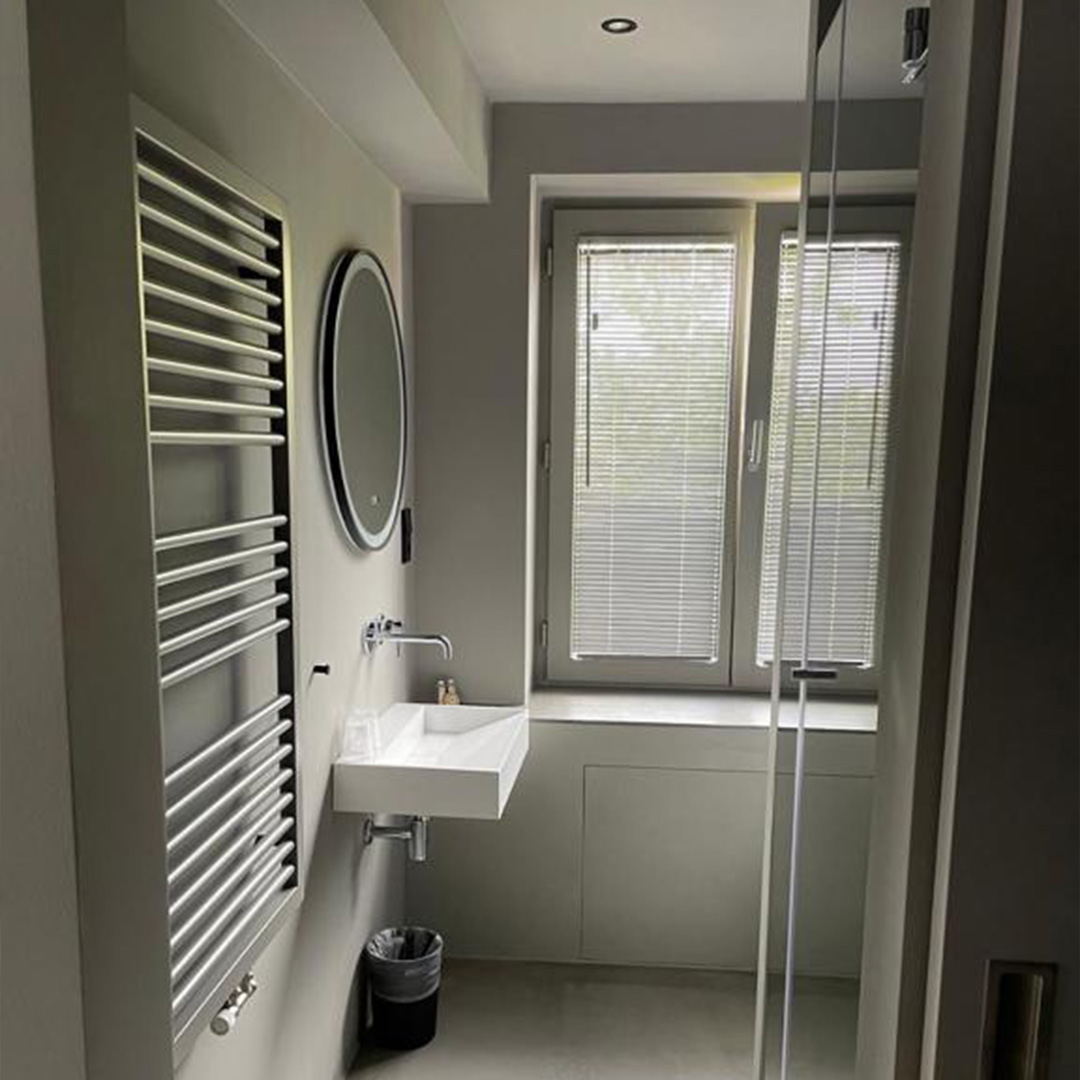 Badezimmer im Doppelzimmer Standard – Waschbecken mit großem Spiegel, Handtuchhalter, moderne Armaturen