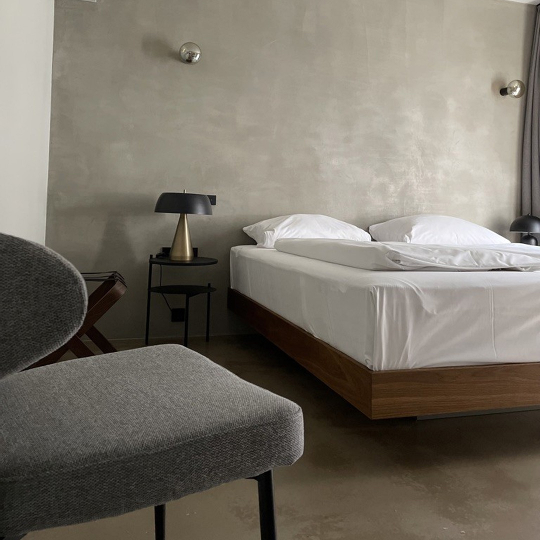 Alternativer Blick auf das Doppelbett im Doppelzimmer Standard des Hotel Walthers am Goetheplatz – gemütliche Zimmereinrichtung