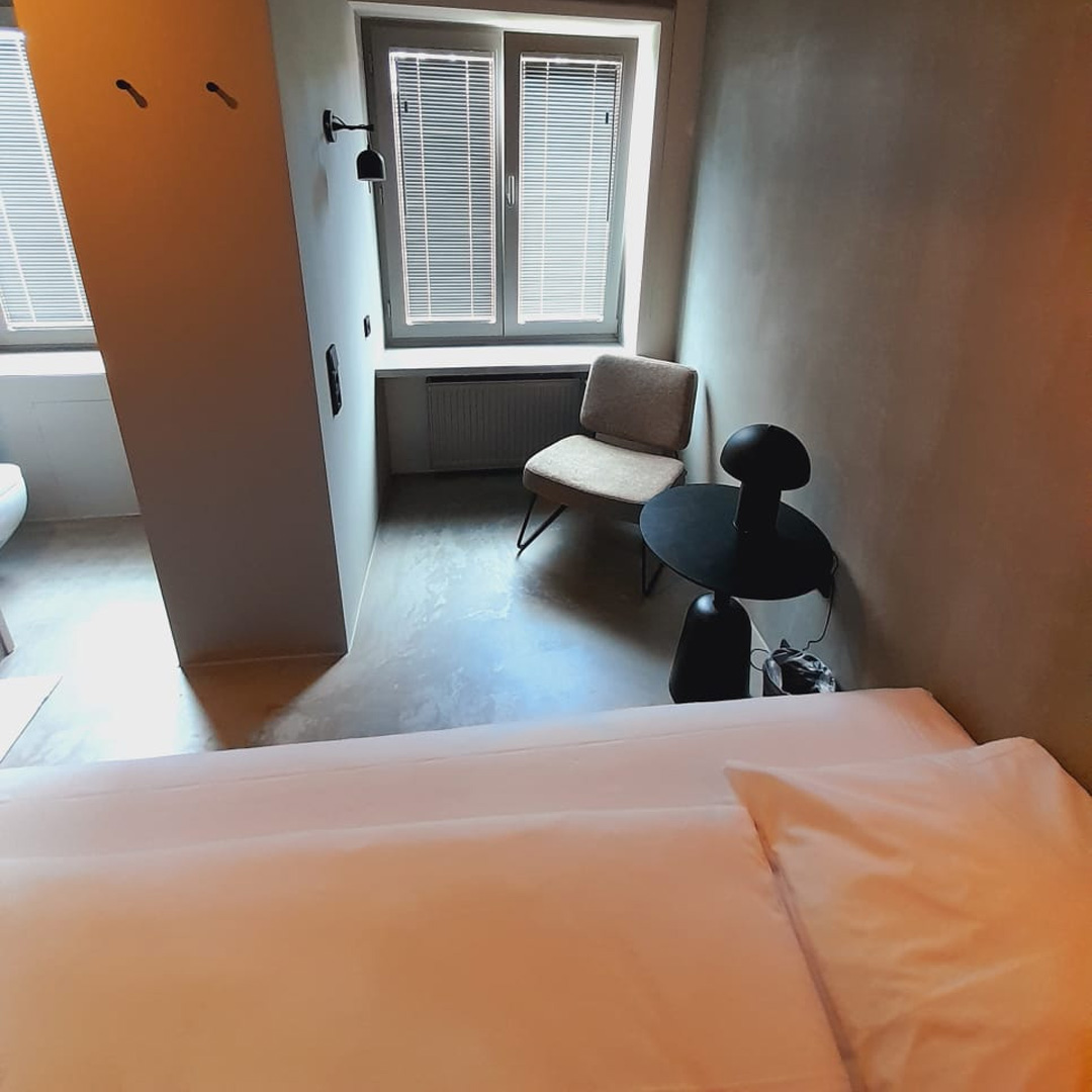 Sicht auf das Einzelbett und einer Sitzgelegenheit im Walthers am Goetheplatz